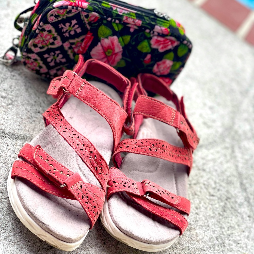 Gently Used Earth Origins Sandals 🩴 Price Drop 🩴